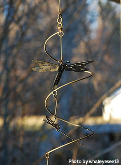 Metal dragonfly spiral wind chime with large and small dragonfly ornaments, metal dragonfly wind chimes, animal wind chimes.